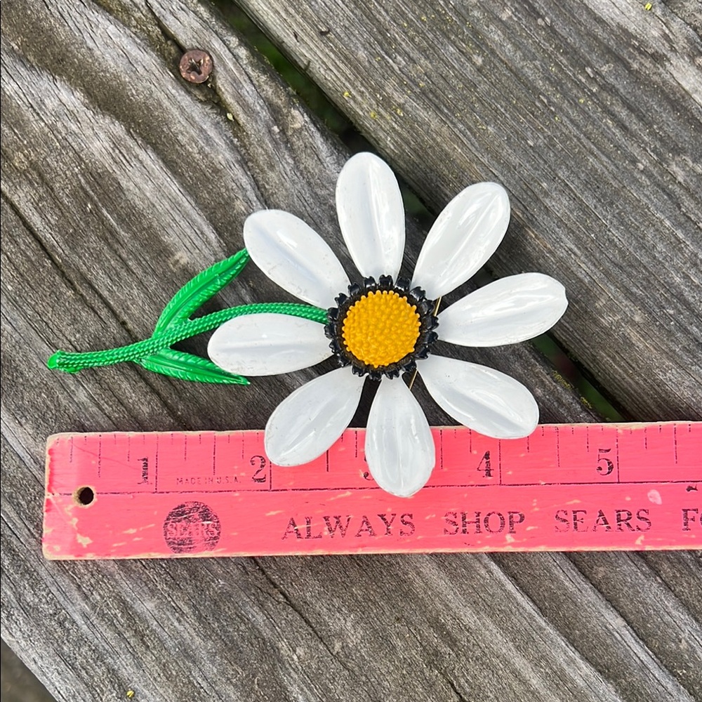 White and Yellow Daisy Brooch - Picture 4 of 6